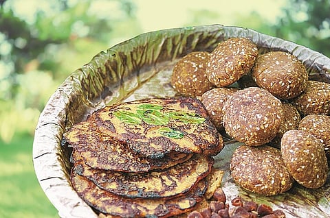 महुआ पोड़ा पीठा और रासपुटका। फोटो: मीता अहलावत 