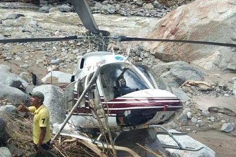 उत्तराखंड के उत्तरकाशी में राहत कार्य में लगे एक हेलीकॉप्टर को शुक्रवार को क्रेश लैंडिंग करनी पड़ी। फोटो: आपदा प्रबंधन विभाग 