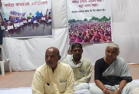 नर्मदा बचाओ आन्दोलन से जुड़े पीड़ित और सामाजिक कार्यकर्ता ने भोपाल आकर अधिकारियों को अपनी समस्या बताई। मंच पर उपस्थित मेधा पाटकर। फोटो: मनीष चंद्र मिश्रा 