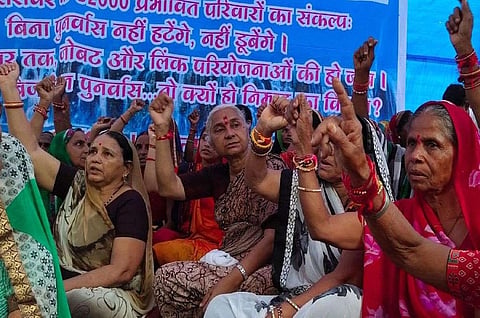 गुजरात सरकार द्वारा बांध के गेट न खोलने के कारण डूबने के कगार पर पहुंच चुके लोगों ने आंदोलन शुरू कर दिया है। नर्मदा बचाओ आंदोलन की नेता मेधा पाटकर अनशन पर बैठ गई है। फोटो: मनीष चंद्र मिश्रा 