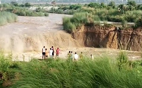 बिहार की फल्गू नदी की एक मुख्य धारा महत्माइन नामक एक नदी में इन दिनों जल प्रताप का सा दृश्य बना हुआ है, जो अवैध उत्खनन के कारण पैदा हुआ है। फोटो: पुष्यमित्र 