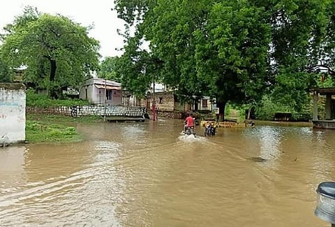 मध्यप्रदेश के बड़वानी जिले का बागुड गांव, जहां पानी पूरी तरह से भर गया है। फोटो: एनबीए 