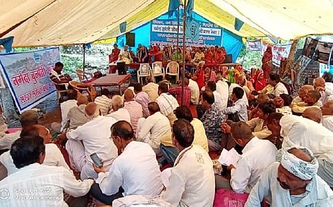 सरदार सरोवर बांध के विस्थापितों के पुनर्वास की मांग को लेकर मेधा पाटकर का अनशन छठे दिन भी जारी है। फोटो: रहमत 