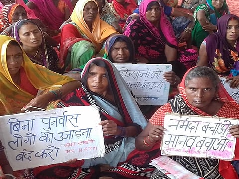धरनास्थल पर बैठीं महिलाएं। डीटीई