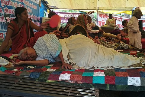 अनशन स्थल पर अचेतावस्था में मेधा पाटकर। फोटो: रहमत 