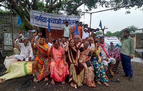 सरदार सरोवर बांध का जल स्तर बढ़ने के बाद गांव डूबने के विरोध में सत्याग्रह करते हुए गांव कड़माल के लोग। फोटो: रहमत 