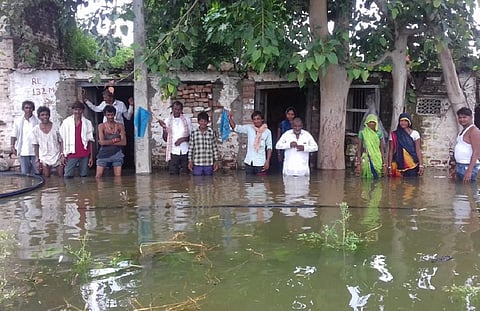 सरदार सरोवर बांध से पानी न छोड़े जाने के कारण आसपास के कई गांवों में पानी भर गया है, ऐसे ही एक गांव अमलाली में जाम सिंह हिलाला का परिवार, जिन्हें डूब प्रभावितों की संख्या में शामिल नहीं किया गया था। फोटो: रहमत 