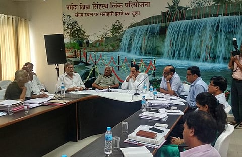 नर्मदा घाटी विकास प्राधिकरण की बैठक सोमवार को इंदौर में हुई। फोटो: रहमत 