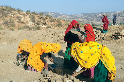 मनरेगा के तहत कार्यों की जियो-टैगिंग और श्रमिकों की ऑनलाइन निगरानी संकटग्रस्त क्षेत्रों के लिए रीयल टाइम में चेतावनी देने का एक मंच प्रदान करती है (श्रीकांत चौधरी / सीएसई)