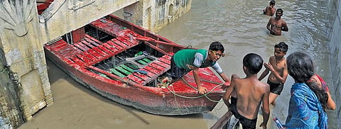 Sudden release of large quantities of water from reservoirs causes floods in the low-lying areas (Photo: Reuters)