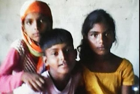 अपनी भाभी के साथ अविनाश और रोशनी का फाइल फोटो। फोटो: मनीष चंद्र मिश्रा 