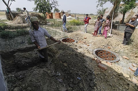 शौचालयों से निकलने वाले मल के प्रबंधन के लिए दो गड्ढे बनाते ग्रामीण। फोटो: विकास चौधरी 