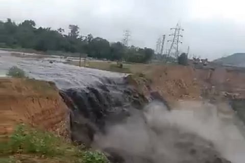 अपना किनारा तोड़कर खदान की बढ़ती लीलागर नदी। फाइल फोटो 