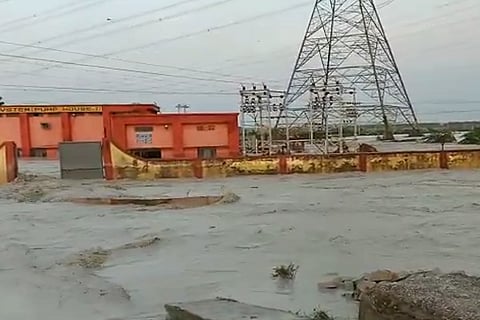 उत्तर प्रदेश के शक्ति नगर में एनटीपीसी विंध्याचल का शाहपुर स्थित विशालकाय ऐशडैम (राखड़ बांध) टूट गया है। फोटो: डीटीई 