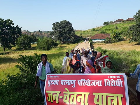शनिवार को करीब 100 आदिवासी गांव की रंगशाला पर इकट्ठा होकर बड़े आंदोलन की तैयारी कर रहे हैं। फोटो मनीष चंद्र मिश्रा