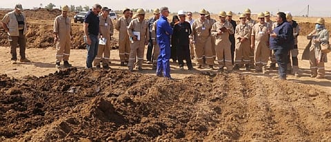 Iraq government experts examine the process of preparing windrows for biological treatment of oil contaminated soil. Photo: Hassan Partow/UNEP