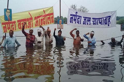 नर्मदा बाचाओ आंदोलन के कार्यकर्ता आलोक अग्रवाल बांध प्रभावितों के साथ जल सत्याग्रह करते हुए। फोटो:NBA 