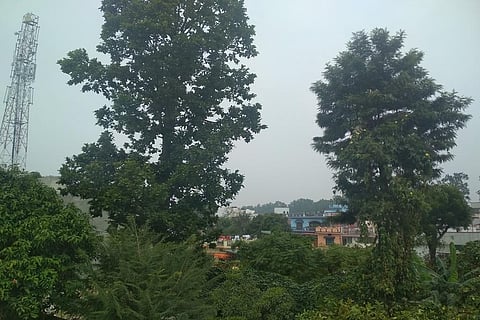 30 अक्टूबर को दोपहर 12 बजे तक देहरादून का आसमान साफ नहीं हो पाया था। फोटो: वर्षा सिंह 