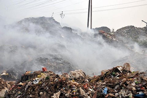 उत्तर प्रदेश के कानपुर स्थित भाउपुर कूड़ा डंपिंग ग्राउंड में दिवाली के दिन से लगी आग अब तक नहीं बुझ पाई है। फोटो: पुनीत तिवारी 
