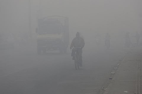 दिल्ली में स्मॉग के कारण नहीं दिखता रास्ता। फोटो: विकास चौधरी 
