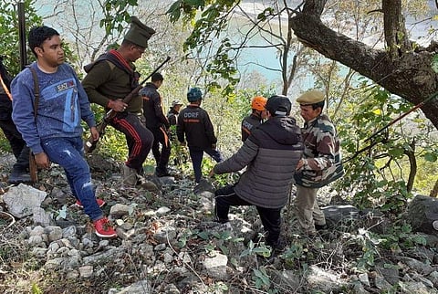 उत्तराखंड के रुद्रप्रयाग में गोली लगने के बाद घायल गुलदार को तलाशते शिकारी और ग्रामीण  : मोहित डिमरी।