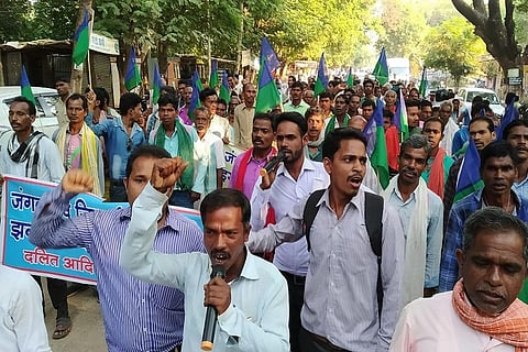 छत्तीसगढ़ में बाघमारा सोना खदान की लीज वेदांता-बॉल्को कंपनी को दिए जाने के विरोध में रैली निकालते आदिवासी। फोटो: अवधेश मलिक