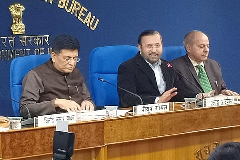 केंद्रीय मंत्रिमंडल बैठक में लिए गए फैसलों की जानकारी देते केंद्रीय पर्यावरण मंत्री प्रकाश जावड़ेकर और वित्त मंत्री पीयूष गोयल। फोटो: पीआईबी