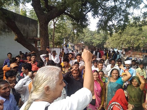 नर्मदा बचाओ आंदोलन की नेता मेधा पाटकर सरदार सरोवर बांध पीड़ित मछुआरों को संबोधित करते हुए। फोटो: एनबीए