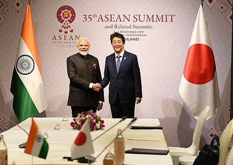 बैंकॉक में आरसीईपी समिट में भाग लेने गए प्रधानमंत्री नरेंद्र मोदी और जापान के प्रधानमंत्री शिंजो आबे से अलग से मुलाकात करते हुए। फाइल फोटो-पीआईबी