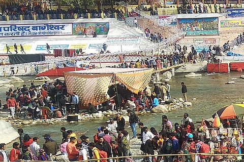 बागेश्वर के ऐतिहासिक बगड़ में 14 जनवरी को प्रतीकात्मक रूप से कुली बेगार के कागज नदी में बहाए जाते हैं। फोटो - त्रिलोचन भट्ट
