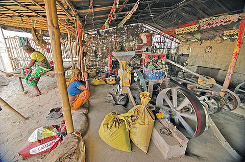 बिहार के सुपौल जिले में पारंपरिक मशीन से होने वाली तेल की पेराई अब लगभग बंद हो चुकी है। इसकी मुख्य वजह बाजार में बिक रहा सस्ता आयातित तेल है (विकास चौधरी / सीएसई)