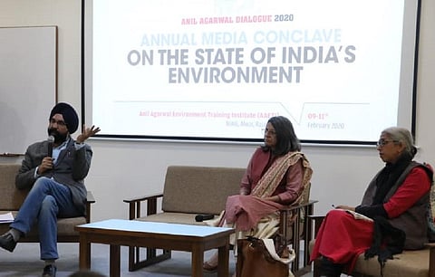 अमूल डेयरी के प्रबंध निदेशक आरएस सोढ़ी किसानों की आमदनी के तरीकों के बारे में बताते हुए। फोटो: सीएसई