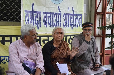 नर्मदा बचाओ आंदोलन की संयोजक मेधा पाटकर कार्यक्रम की जानकारी देती हुई। फोटो: मनीष चंद्र मिश्र
