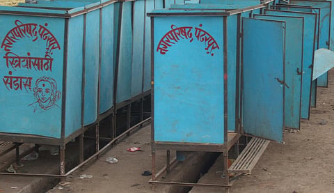 Temporary public toilets in Pandharpur, Maharashtra. Photo: Wikimedia Commons
