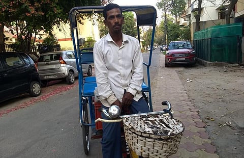Rickshaw puller Mohammad Idrish from Purnia in Bihar, earns a living in Gautumbudh Nagar in western Uttar Pradesh. He will be affected most by the lockdown due to COVID-19. Photo: Kundan Pandey / CSE