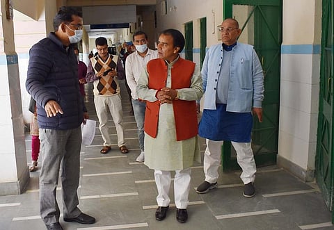चमोली के गोपेश्वर जिला अस्पताल का निरीक्षण करते राज्यमंत्री डॉ धन सिंह रावत। फोटो: वर्षा सिंह