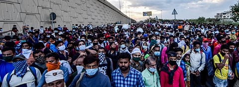Migrant workers near the Anand Vihar Bus Terminal, waiting to board buses back home. Photo: Vikas Chaudhary 