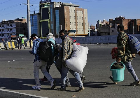Migrant workers head back homes from Delhi on foot. Credit: Vikas Choudhary
