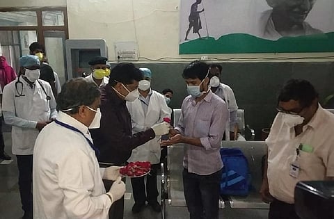 राजस्थान के भीलवाड़ा में अस्पताल से ठीक होकर जाता एक मरीज। फोटो: टि्वटर - @ankitbaldi