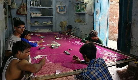 लखनऊ के पास एक गांव में चिकनकारी करते कारीगर। फोटो: रणविजय सिंह