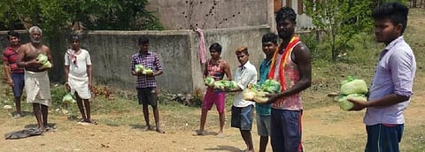 Workers from Jharkhand receiving food packets in Sajguri of Birmaharajpur block of Subarnapur district, Odisha. Photo: Priya Ranjan Sahu