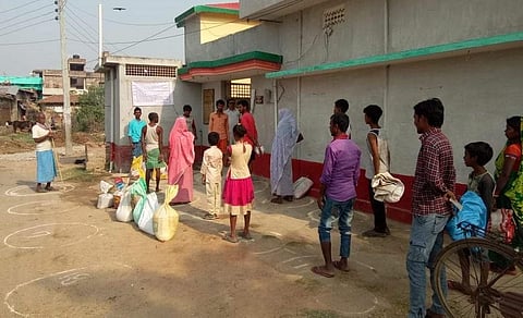 बिहार के मुंगेर जिले में राशन डिपो के बाहर खड़े लोग। फोटो: पुष्यमित्र
