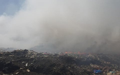 जयपुर से दूर गांव सेवापुरा में बने कचरा प्लांट में 24 दिन से आग लगी हुई है। फोटो: माधव शर्मा