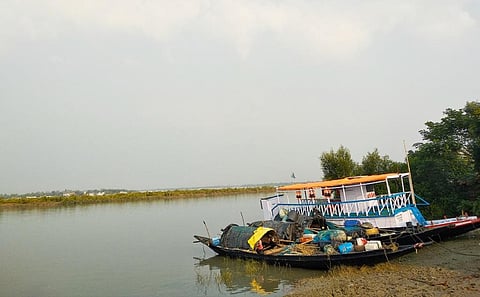 सुंदरवन में रह रहे लोग इस तरह की नावों के सहारे दुनिया से जुड़ते हैं। फोटो: उमेश कुमार राय