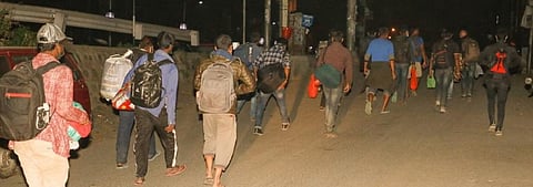 Migrant workers returning from Nepal capital Kathmandu to their village on foot Photo: Onlinekhabar.com