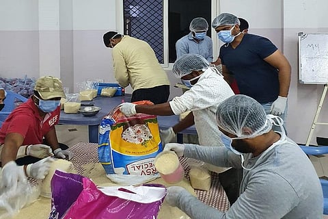 यूथ फीड इंडिया मुहिम के तहत जरूरतमंदों को राशन पहुंचाने की तैयारी करते युवा।