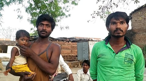 सतना जिले के गांव केओटरा में निषाद समुदाय के लोग इनदिनों खाली बैठे हैं। फोटो: जिज्ञासा मिश्रा
