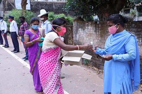 छत्तीसगढ़ की स्वयं सहायता समूह की महिलाएं महुआ से बने सैनिटाइजर का वितरण करते हुए। फोटो: अवधेश मलिक