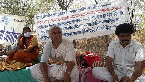 सामाजिक कार्यकर्ता मेधा पाटकर बड़वानी के सेगवाल फाटा के पास ठीकरी में मुम्बई-आगरा नेशनल हाईवे पर अनशन पर बैठ गई हैं। फोटो: मनीष चंद्र मिश्र