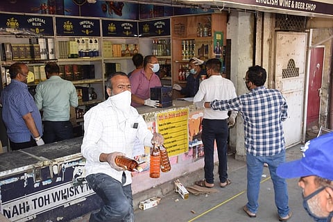 राजधानी दिल्ली से सटे फरीदाबाद में लॉकडाउन के दौरान खुले के शराब के ठेके पर जमा लोग। फोटो: राजेंद्र पांचाल